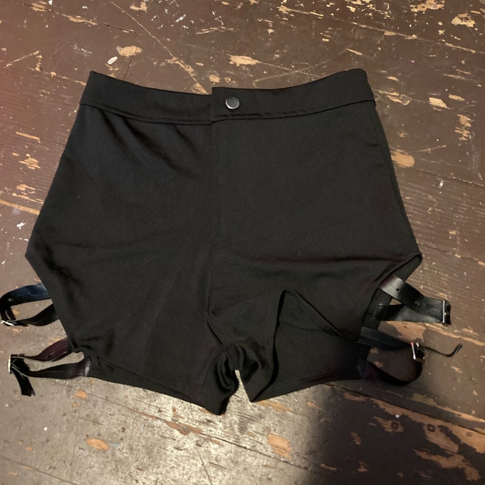 Dollskill strappy shorts😍